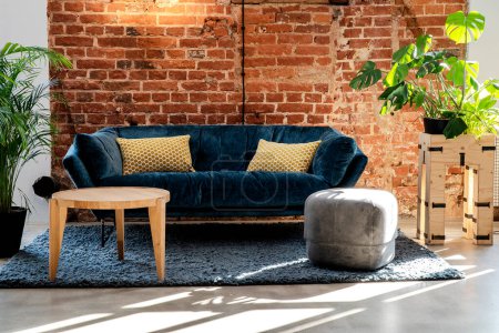 Téléchargez les photos : Canapé dans le salon avec mur de briques rouges à l'intérieur industriel dans l'appartement loft. - en image libre de droit