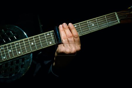 Foto de Tocar la guitarra resonador con una diapositiva - Imagen libre de derechos