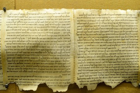 Foto de QUMRAN, ISRAEL - tomada el 31 de agosto de 2012: Los Pergaminos del Mar Muerto (Qumran Caves Scrolls) son manuscritos religiosos judíos, 3º c. BCE - 1º c. CE, encontrados en las Cuevas de Qumran en la costa norte del Mar Muerto - Imagen libre de derechos