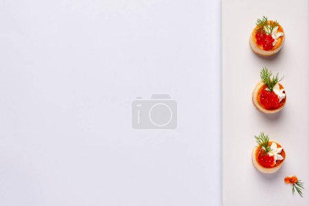 Téléchargez les photos : Photographie vierge du starter avec caviar, crème, aneth, snack, fruits de mer - en image libre de droit