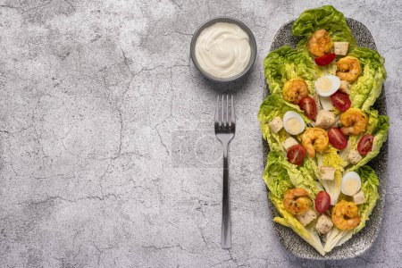 Téléchargez les photos : Photographie d'aliments vierges de salade césar, crevettes, crevettes, romaine, laitue, caille, oeuf, parmesan, croûtons, sauce - en image libre de droit