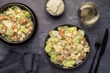 Téléchargez les photos : Photographie culinaire de salade césar, poulet, iceberg, laitue, parmesan, croûtons, sauce - en image libre de droit