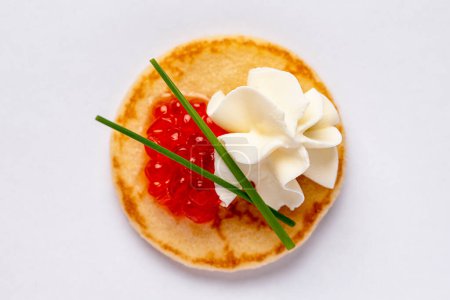 Foto de Fotografía de alimentos de entrada con caviar, crema, cebollino, merienda, mariscos - Imagen libre de derechos