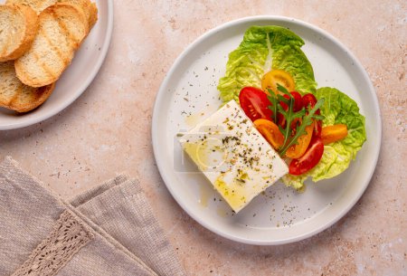 Foto de Fotografía de alimentos de ensalada de queso feta, griego, tomate, romana, queso, lechuga, condimento, aceite de oliva, tostadas - Imagen libre de derechos