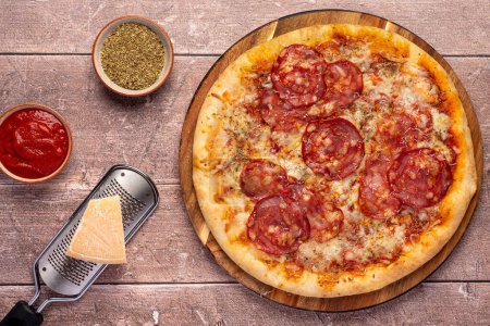 Téléchargez les photos : Photographie culinaire de pizza, salami, parmesan, fromage, tomate, sauce, origan, épicé - en image libre de droit