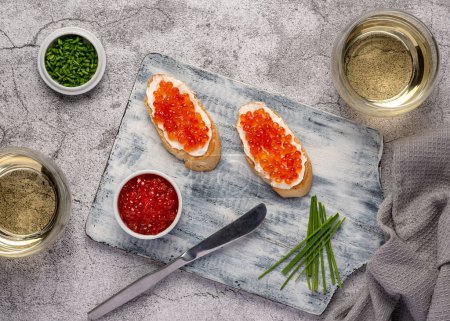 Téléchargez les photos : Photographie culinaire de sandwich au caviar, caviar, vin blanc, entrée, délicatesse - en image libre de droit