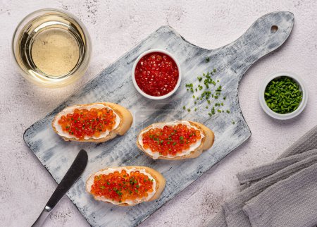 Téléchargez les photos : Photographie culinaire de sandwich au caviar, caviar, vin blanc, entrée, délicatesse - en image libre de droit