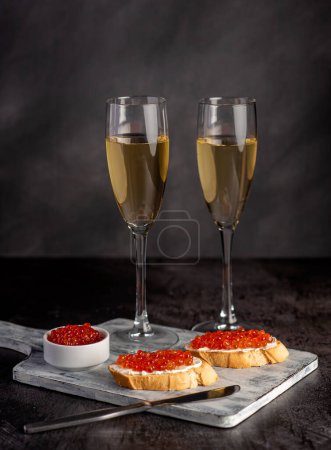 Téléchargez les photos : Photographie culinaire de sandwich au caviar, saumon rose, vin blanc, champagne, entrée, délicatesse - en image libre de droit
