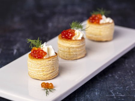 Téléchargez les photos : Photographie culinaire d'entrée avec caviar, crème, aneth, collation, fruits de mer - en image libre de droit