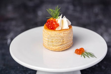 Téléchargez les photos : Photographie culinaire d'entrée avec caviar, crème, aneth, collation, fruits de mer - en image libre de droit