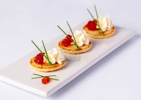 Foto de Macro comida fotografía de entrada con caviar, crema, cebollino, merienda, mariscos - Imagen libre de derechos
