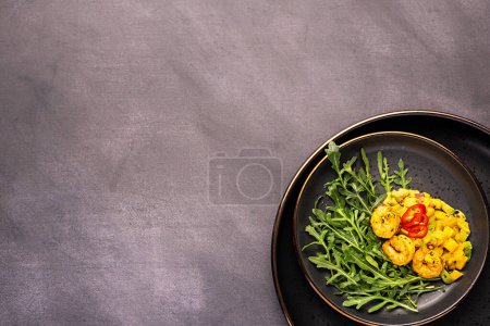 Foto de Fotografía de comida en blanco de ensalada, salsa, mango, aguacate, camarones, gambas, rúcula, cohete, verduras; cebolla; salsa, chile - Imagen libre de derechos