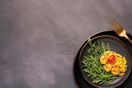 Foto de Fotografía de comida en blanco de ensalada, salsa, mango, aguacate, camarones, gambas, rúcula, cohete, verduras; cebolla; salsa, chile - Imagen libre de derechos