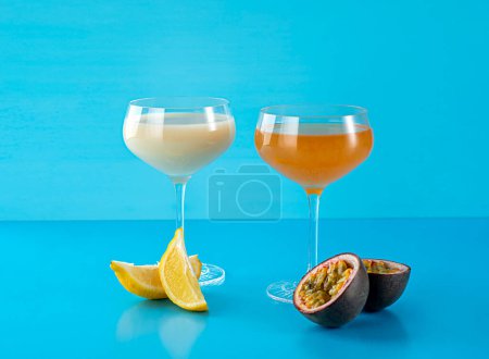 Téléchargez les photos : Photographie de cocktail, martini fruit de la passion, pina colada, citron, boisson, alcool, fraîcheur, été, exotique - en image libre de droit