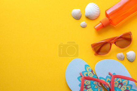 Foto de Fotografía plana de objetos de verano, gafas, protector solar, conchas marinas - Imagen libre de derechos