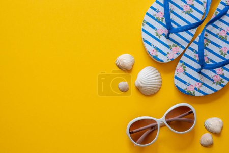 Foto de Fotografía plana de objetos de verano, gafas, protector solar, conchas marinas, traviesas - Imagen libre de derechos