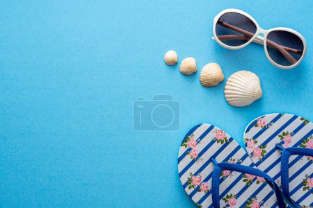 Foto de Fotografía plana de artículos de verano, gafas, zapatillas, conchas marinas - Imagen libre de derechos