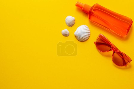 Foto de Fotografía plana de objetos de verano, gafas, protector solar, conchas marinas - Imagen libre de derechos