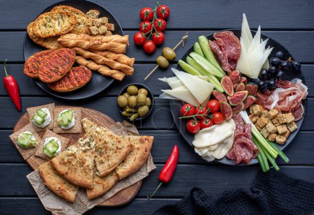 Foto de Fotografía gastronómica de antipasto, comida mediterránea, aperitivo, snacks, queso, jamón - Imagen libre de derechos
