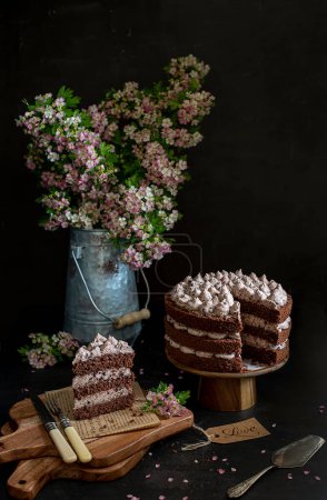Foto de Fotografía de alimentos de pastel de chocolate, flores, fondo negro, rústico, vintage - Imagen libre de derechos