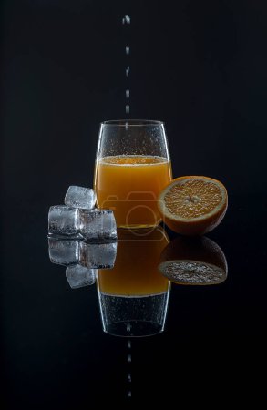 Téléchargez les photos : Photographie alimentaire de jus d'orange, glaçons, orange - en image libre de droit