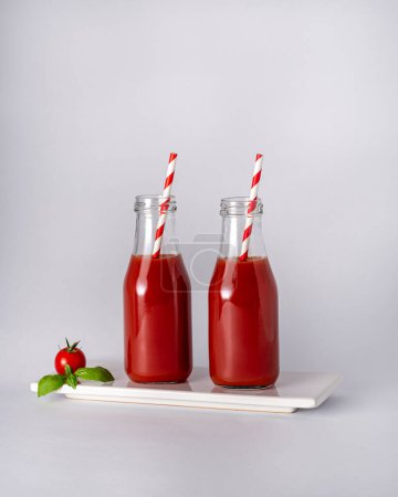 Foto de Fotografía de alimentos de jugo de tomate, paja, plato sobre un fondo blanco - Imagen libre de derechos