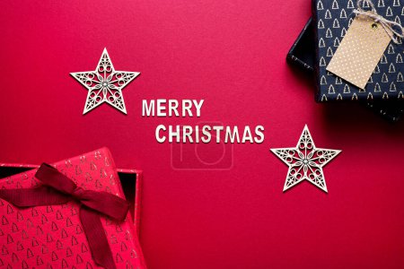 Foto de Fotografía de fondo rojo de estrellas de Navidad, cajas de regalo, Feliz Navidad, tarjeta, en blanco - Imagen libre de derechos