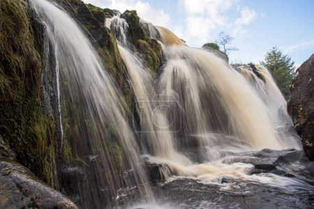 Téléchargez les photos : Photographie de paysage de cascade, rochers, mousse, Loup of Fintry, Écosse - en image libre de droit