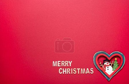 Téléchargez les photos : Photographie de fond rouge avec l'inscription Joyeux Noël, coeur en bois, bonhomme de neige, blanc, espace de copie, carte, invitation - en image libre de droit