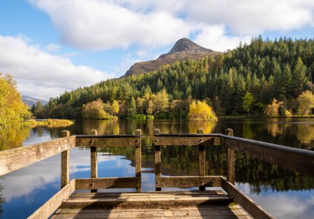 Téléchargez les photos : Photographie de paysage de lac, montagnes, forêt, automne, pont, Glencoe Lochan, Écosse - en image libre de droit