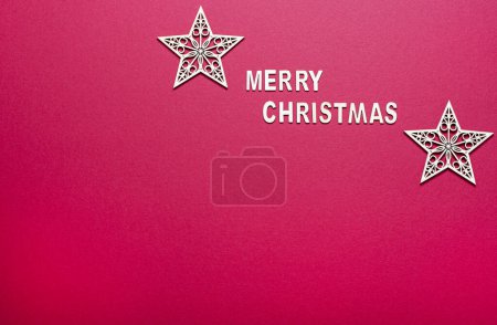 Téléchargez les photos : Photographie de fond rouge des étoiles de Noël, blanc, espace de copie, carte, invitation - en image libre de droit