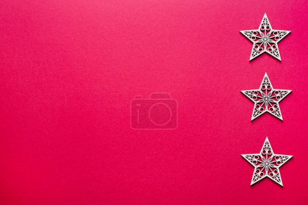 Foto de Fotografía de fondo rojo de estrellas de Navidad, en blanco, espacio de copia - Imagen libre de derechos