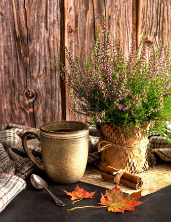 Foto de Fotografía de taza de té, brezo, cuchara, fondo de madera, bufanda, hojas - Imagen libre de derechos