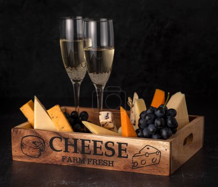 Foto de Fotografía gastronómica de vino, queso, uva - Imagen libre de derechos