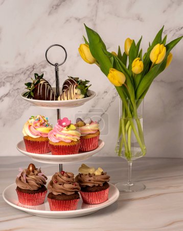 Téléchargez les photos : Photographie culinaire de cupcakes, muffins, tulipes - en image libre de droit