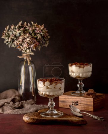Téléchargez les photos : Photographie culinaire de tiramisu, dessert, chocolat, fleurs - en image libre de droit