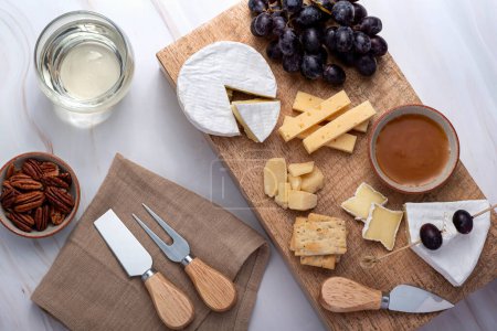 Téléchargez les photos : Photographie culinaire de vin blanc, fromage, raisin, craquelins - en image libre de droit