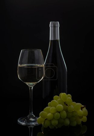 Foto de Fotografía gastronómica de vino blanco y uva - Imagen libre de derechos