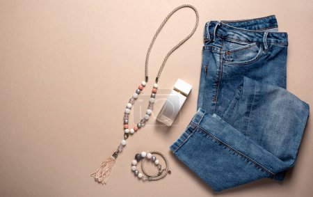 Foto de Fotografía de cosas de mujeres, perfume, jeans, pulsera - Imagen libre de derechos