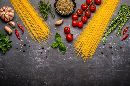 Téléchargez les photos : Photographie vierge de spaghetti, tomate, pâtes, ail, ingrédient - en image libre de droit