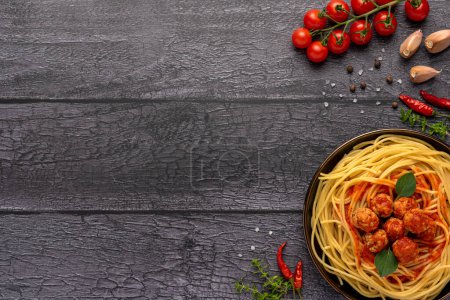 Food-Fotografie von Frikadellen, Spaghetti, Pasta, flache Lage, Kopierraum