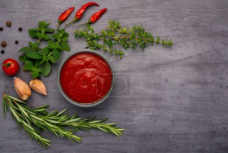 Téléchargez les photos : Photographie culinaire de passata, sauce tomate, ketchup, herbes - en image libre de droit