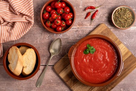 Téléchargez les photos : Photographie culinaire de soupe aux tomates, gaspacho, pain grillé, chili - en image libre de droit