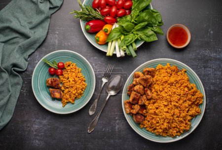 Téléchargez les photos : Photographie culinaire de risotto, poulet frit, légumes - en image libre de droit