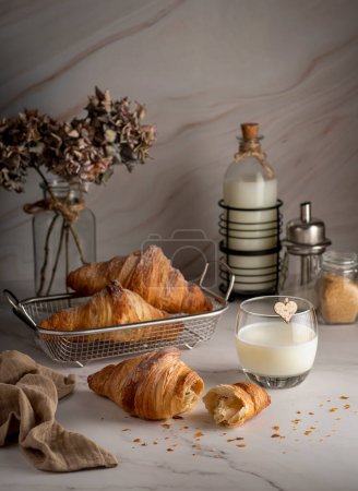 Téléchargez les photos : Photographie culinaire de croissant, petit déjeuner, lait, sucre - en image libre de droit