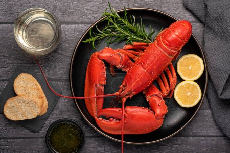 Téléchargez les photos : Photographie culinaire de homard, fruits de mer, citron, vin, pain, - en image libre de droit