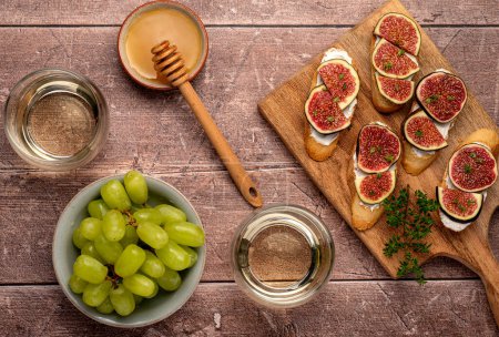 Téléchargez les photos : Photographie culinaire de bruschetta, figue, ricotta, raisin, vin, miel, fromage - en image libre de droit