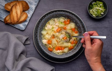Téléchargez les photos : Photographie d'aliments de soupe, bouillon, nouilles, pommes de terre, poulet, carotte - en image libre de droit