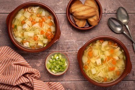 Foto de Fotografía de alimentos de sopa, caldo, fideos, papas, pollo, zanahoria - Imagen libre de derechos