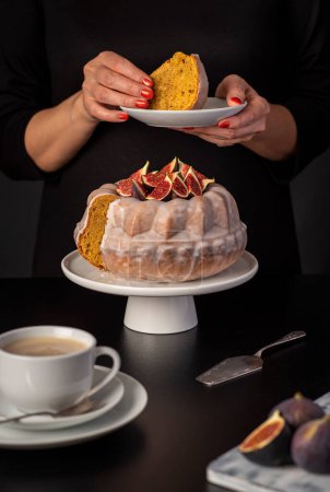 Téléchargez les photos : Photographie culinaire de cupcake, gâteau aux figues, glaçage, cappuccino, café, pâtisserie, dessert, femme - en image libre de droit